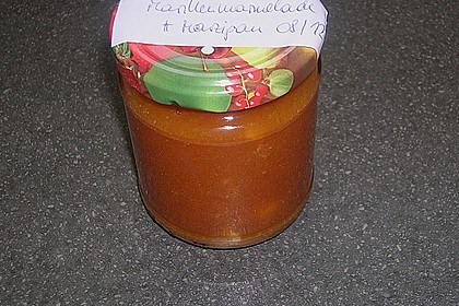 Marillenmarmelade mit Marzipanst&uuml;ckchen 1
