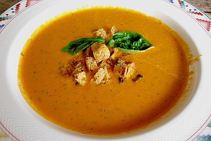 Uschis Tomatensuppe mit Frischk&auml;se und Gartenkr&auml;utern