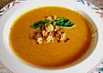Uschis Tomatensuppe mit Frischk&auml;se und Gartenkr&auml;utern