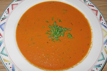 Uschis Tomatensuppe mit Frischk&auml;se und Gartenkr&auml;utern 2