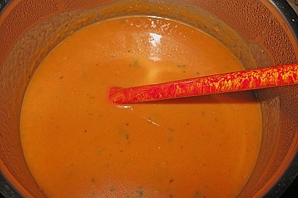 Uschis Tomatensuppe mit Frischk&auml;se und Gartenkr&auml;utern 3