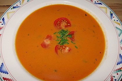 Uschis Tomatensuppe mit Frischk&auml;se und Gartenkr&auml;utern 4