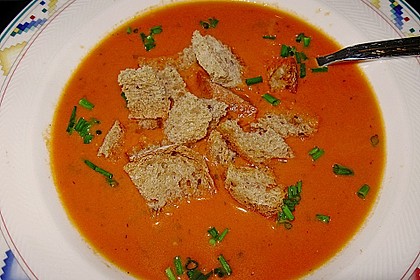 Uschis Tomatensuppe mit Frischk&auml;se und Gartenkr&auml;utern 5