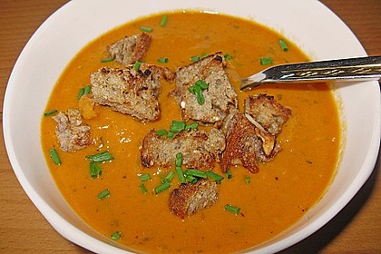 Uschis Tomatensuppe mit Frischk&auml;se und Gartenkr&auml;utern 6