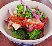 Mediterraner Brokkoli - Salat (Bild)