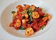 Zucchinitagliatelle mit Tomatensugo und Garnelen