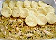 Lauchh&uuml;hnchen unter der Kruste