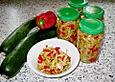 Eingemachter Zucchinissalat mit Paprika