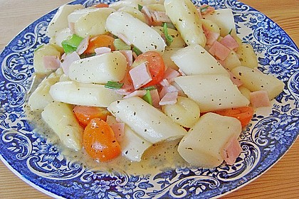 Spargelpfanne mit Tomaten und Gnocchi