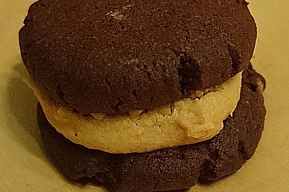 Schoko - Cookies mit Erdnussbutter - Füllung 27