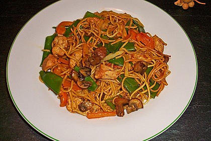 Gebratene Nudeln mit Hähnchen und Gemüse 3