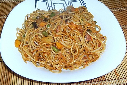 Gebratene Nudeln mit Hähnchen und Gemüse