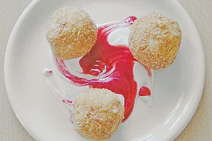 Erdbeerkn&ouml;del mit zweierlei Dips