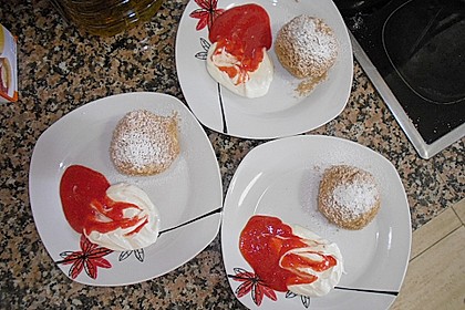 Erdbeerkn&ouml;del mit zweierlei Dips 1