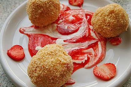 Erdbeerkn&ouml;del mit zweierlei Dips 2