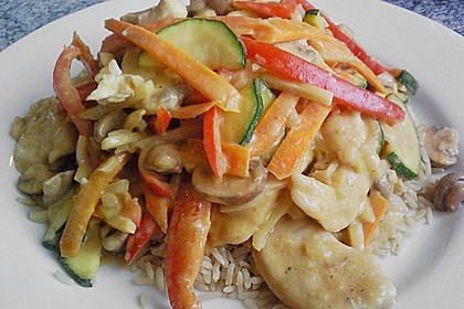 H&uuml;hnerfleisch mit Gem&uuml;se in thail&auml;ndischer Curryso&szlig;e