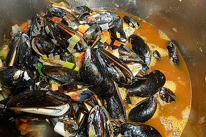 Miesmuscheln in w&uuml;rziger Tomatensauce mit Riesling 2