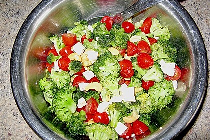 Knackiger bunter Brokkolisalat 16