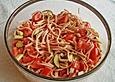 Wurstsalat mit Paprika und Tomaten