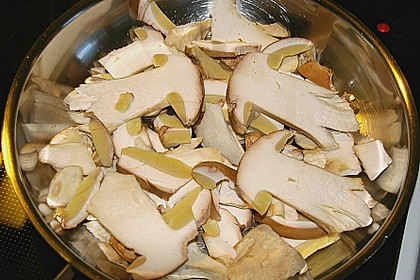 Frische Steinpilze in Sahnesauce