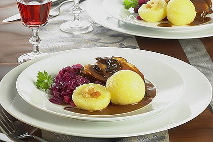 Geschmorte Putenbrust mit Apfelrotkraut und Kl&ouml;&szlig;en