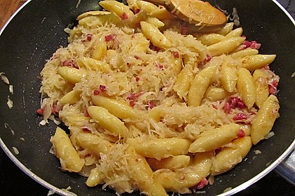 Schupfnudeln mit Sauerkraut und Speckwürfeln 18