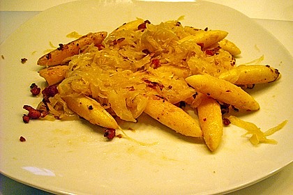 Schupfnudeln mit Sauerkraut und Speckwürfeln 23