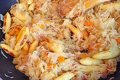 Schupfnudeln mit Sauerkraut und Speckwürfeln 21