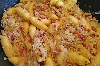 Schupfnudeln mit Sauerkraut und Speckwürfeln 24