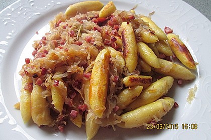 Schupfnudeln mit Sauerkraut und Speckwürfeln 25