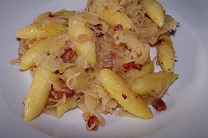 Schupfnudeln mit Sauerkraut und Speckwürfeln 2