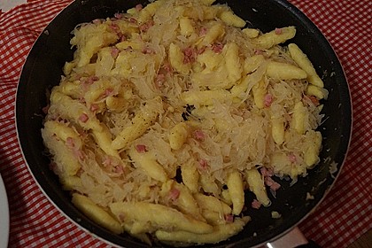 Schupfnudeln mit Sauerkraut und Speckwürfeln 4