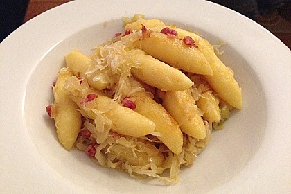 Schupfnudeln mit Sauerkraut und Speckwürfeln 8