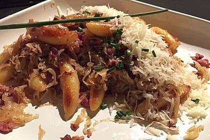 Schupfnudeln mit Sauerkraut und Speckwürfeln 12