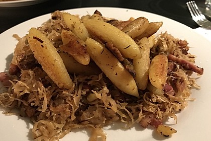 Schupfnudeln mit Sauerkraut und Speckwürfeln 11