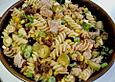 Nudelsalat mit getrockneten Tomaten, Oliven und Thunfisch
