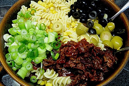 Nudelsalat mit getrockneten Tomaten, Oliven und Thunfisch 1