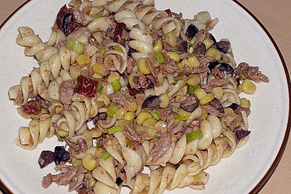 Nudelsalat mit getrockneten Tomaten, Oliven und Thunfisch 2