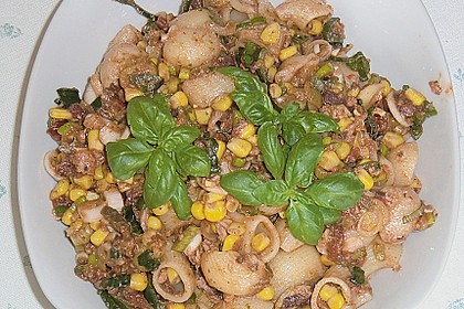 Nudelsalat mit getrockneten Tomaten, Oliven und Thunfisch 3