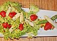 Spargelsalat mit Erdbeeren