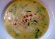 Suppe von gelber Zucchini mit Basilikum