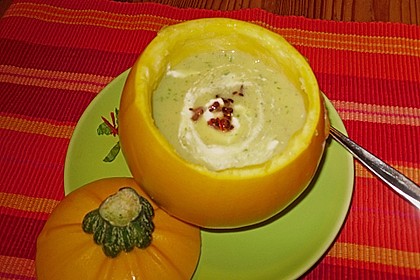 Suppe von gelber Zucchini mit Basilikum 5
