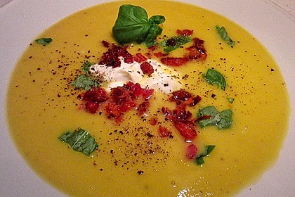 Suppe von gelber Zucchini mit Basilikum 1
