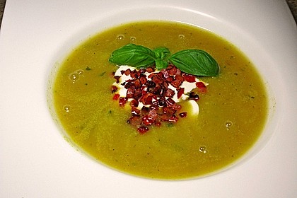 Suppe von gelber Zucchini mit Basilikum 2