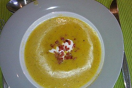 Suppe von gelber Zucchini mit Basilikum 3