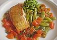 Seelachsfilet mit Zucchinispaghetti, Zuckerschoten und Tomatenconcass&eacute;e