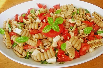 Tomate - Mozzarella - Nudel - Salat 1