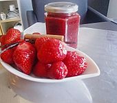 Winterliche Erdbeermarmelade mit Schuss (Bild)