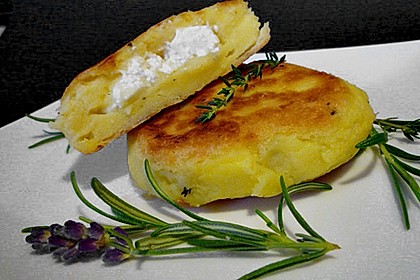 Kartoffelfrikadellen gefüllt mit Schafskäse 1