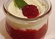 Sommerliche Beeren - Mousse mit Fruchtso&szlig;e und Sahne